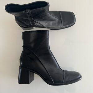 Clarks Vintage Leather Square Toe Boots | Size: W7-7.5